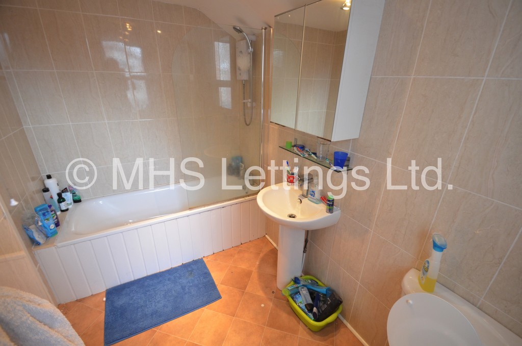 Photo of 5 Bedroom Mid Terraced House in 248 Cardigan Road, Leeds, LS6 1QL
