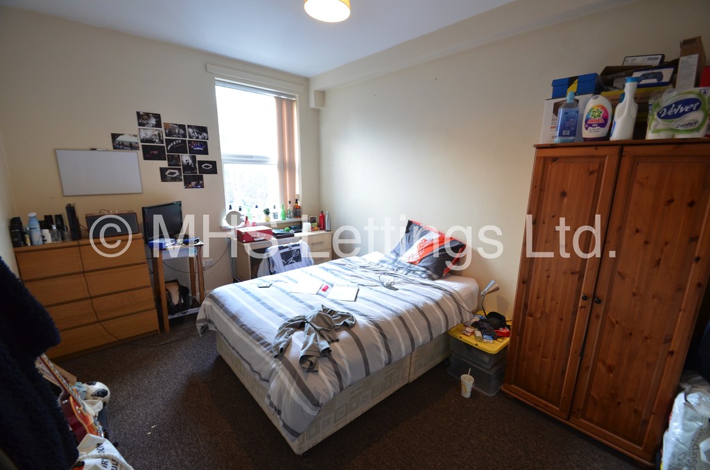 Photo of 5 Bedroom Mid Terraced House in 248 Cardigan Road, Leeds, LS6 1QL