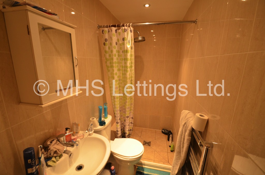 Photo of 5 Bedroom Mid Terraced House in 248 Cardigan Road, Leeds, LS6 1QL