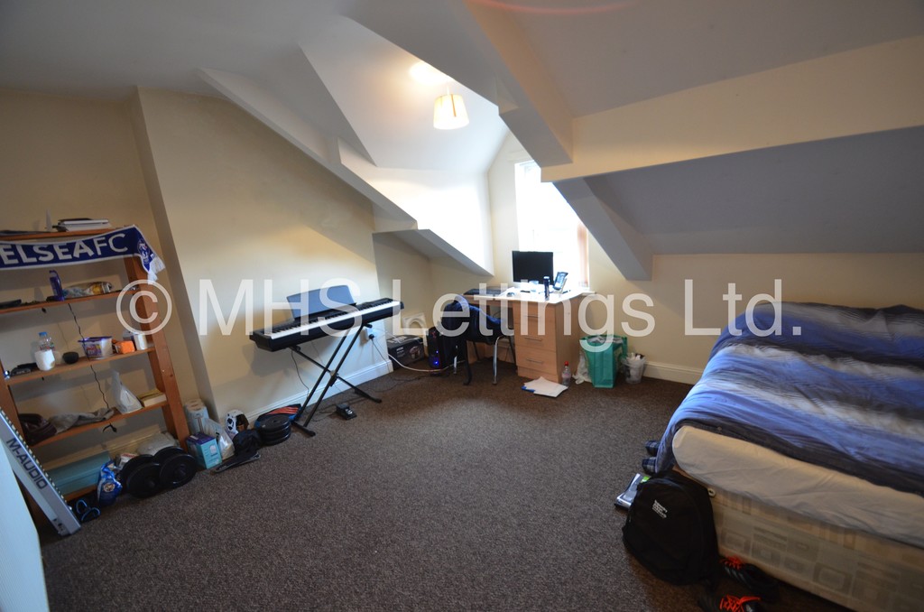 Photo of 5 Bedroom Mid Terraced House in 248 Cardigan Road, Leeds, LS6 1QL