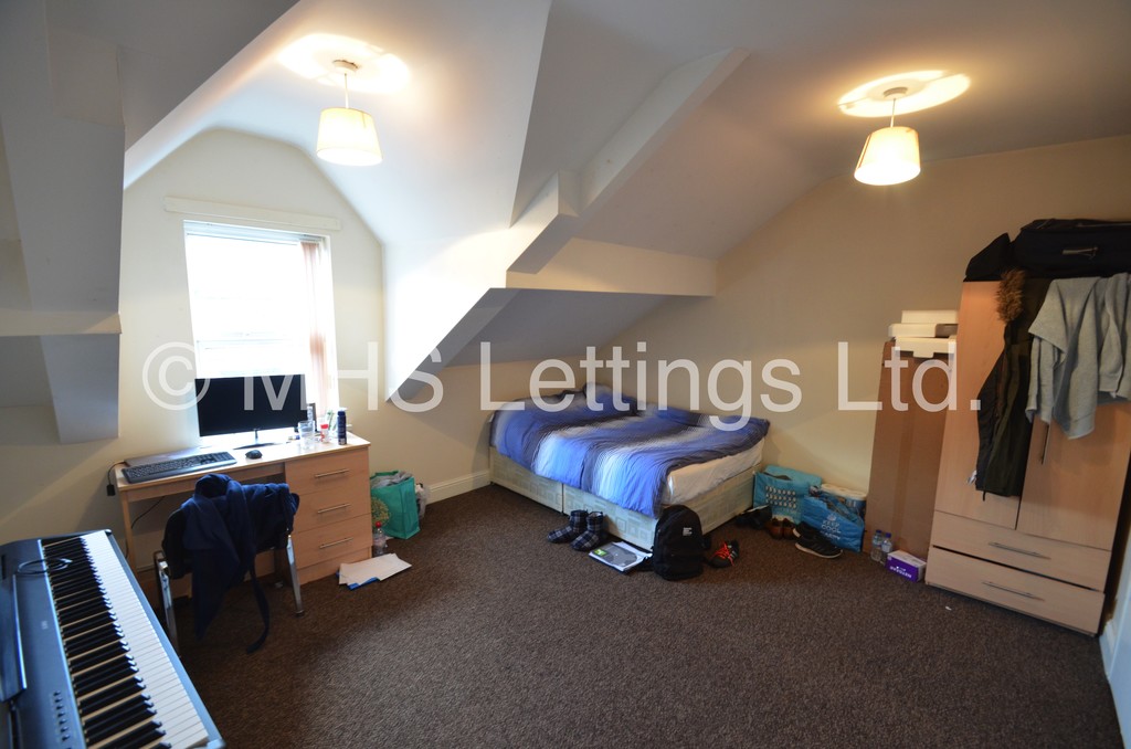 Photo of 5 Bedroom Mid Terraced House in 248 Cardigan Road, Leeds, LS6 1QL