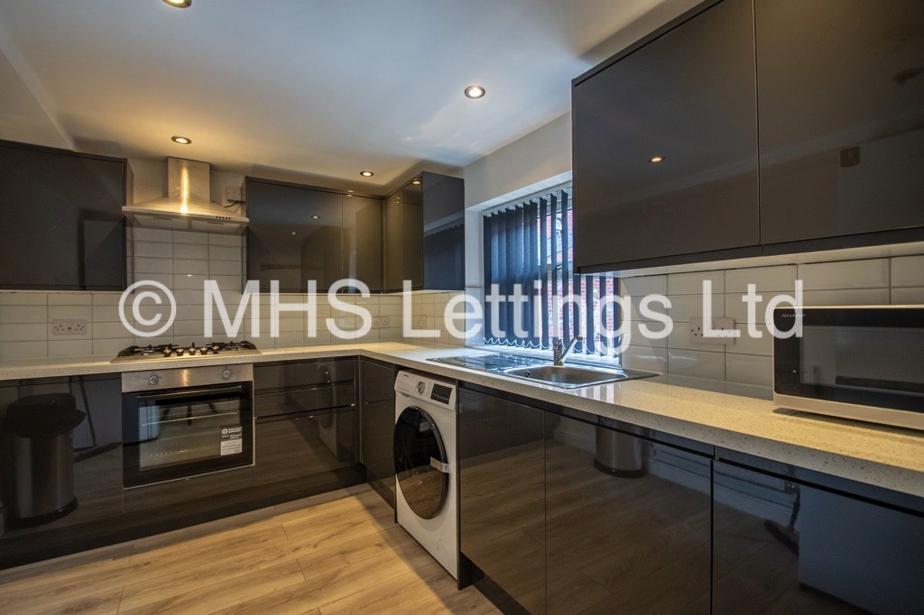 Photo of 5 Bedroom Mid Terraced House in 24 Norwood Road, Leeds, LS6 1DZ