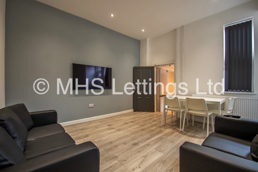 Photo of 5 Bedroom Mid Terraced House in 24 Norwood Road, Leeds, LS6 1DZ