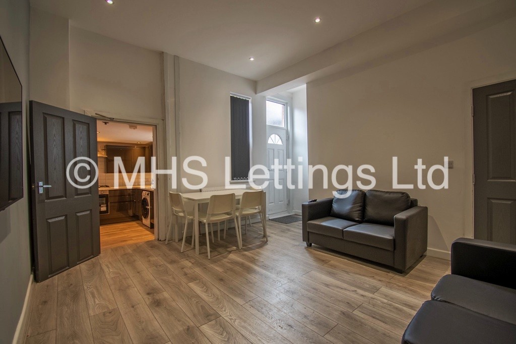 Photo of 5 Bedroom Mid Terraced House in 24 Norwood Road, Leeds, LS6 1DZ