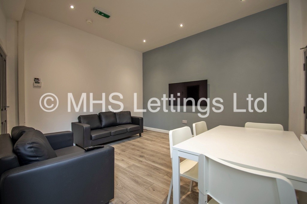 Photo of 5 Bedroom Mid Terraced House in 24 Norwood Road, Leeds, LS6 1DZ
