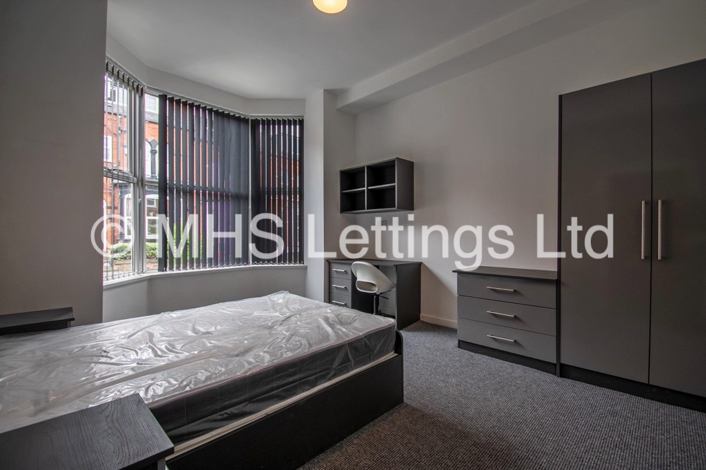 Photo of 5 Bedroom Mid Terraced House in 24 Norwood Road, Leeds, LS6 1DZ