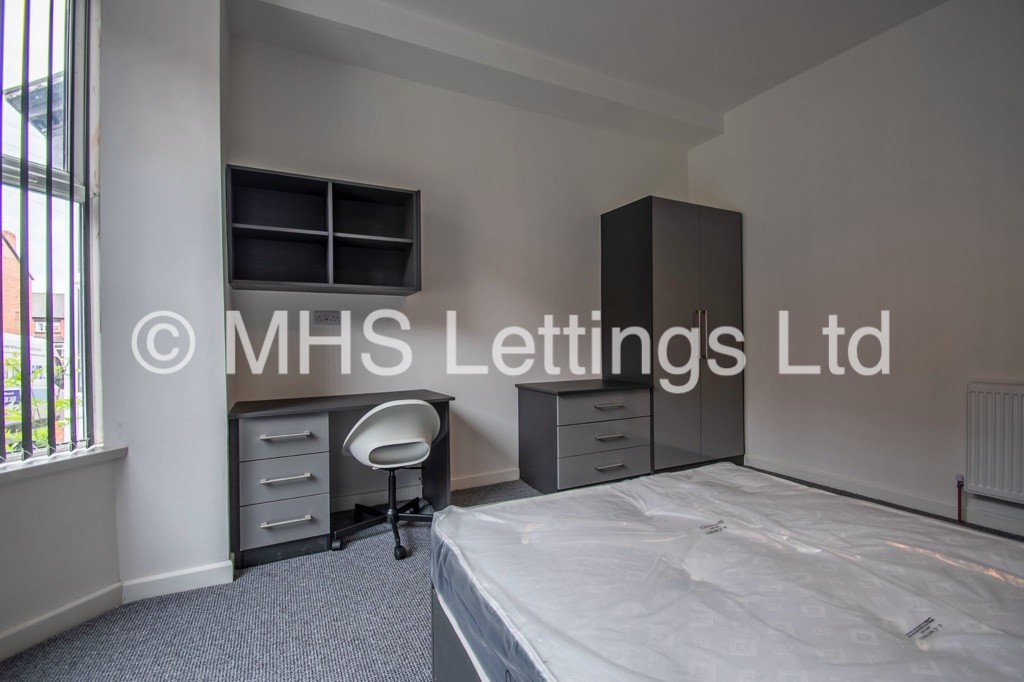Photo of 5 Bedroom Mid Terraced House in 24 Norwood Road, Leeds, LS6 1DZ