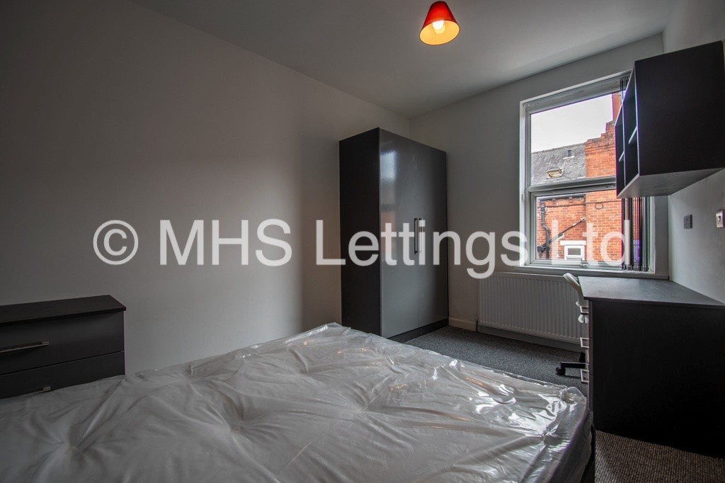 Photo of 5 Bedroom Mid Terraced House in 24 Norwood Road, Leeds, LS6 1DZ