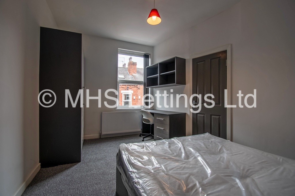 Photo of 5 Bedroom Mid Terraced House in 24 Norwood Road, Leeds, LS6 1DZ
