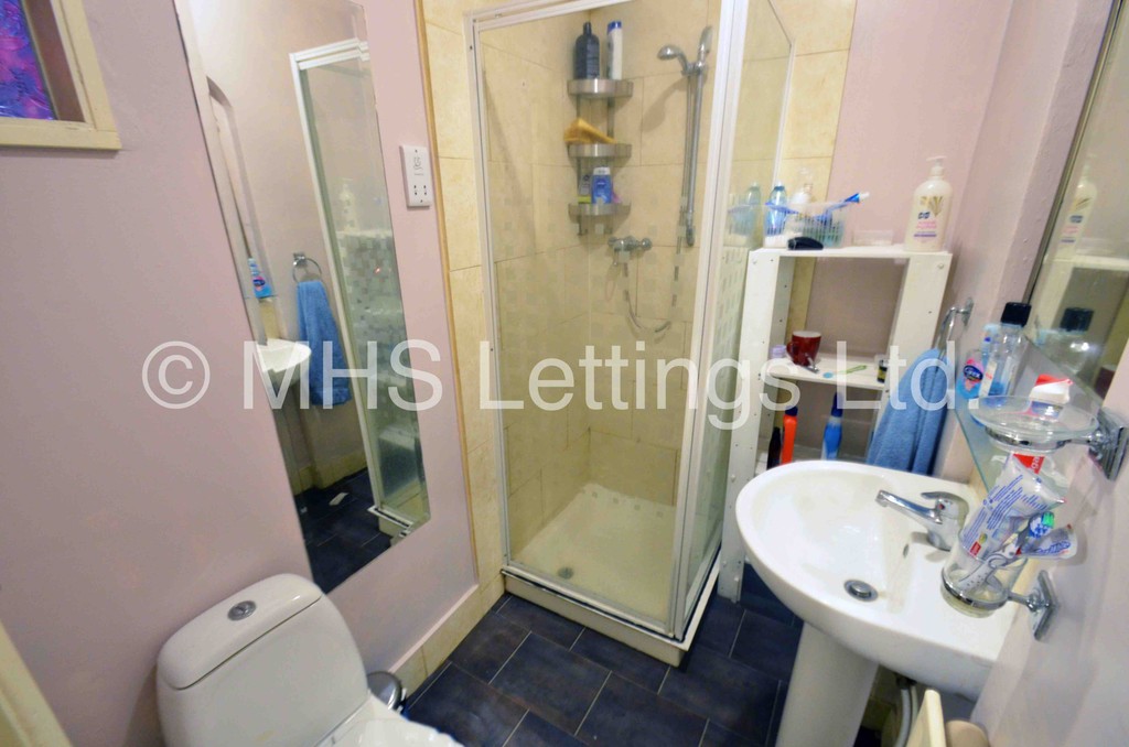 Photo of 8 Bedroom Mid Terraced House in 28 Ebberston Terrace, Leeds, LS6 1AU