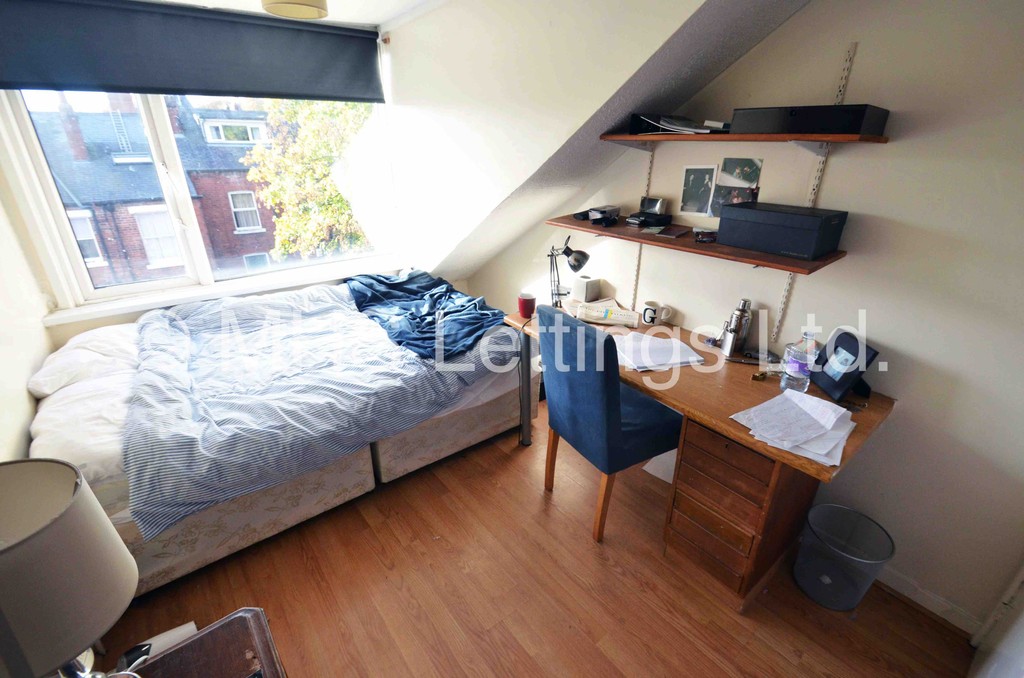 Photo of 8 Bedroom Mid Terraced House in 28 Ebberston Terrace, Leeds, LS6 1AU