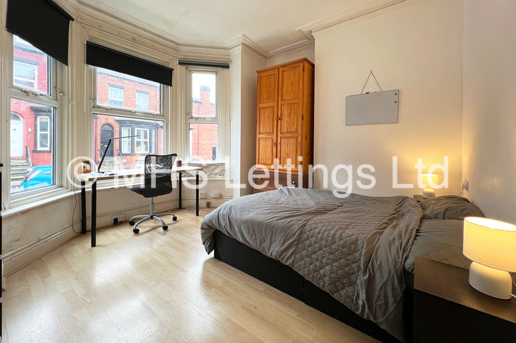Photo of 8 Bedroom Mid Terraced House in 28 Ebberston Terrace, Leeds, LS6 1AU