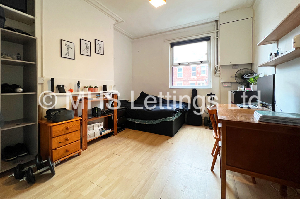 Photo of 8 Bedroom Mid Terraced House in 28 Ebberston Terrace, Leeds, LS6 1AU