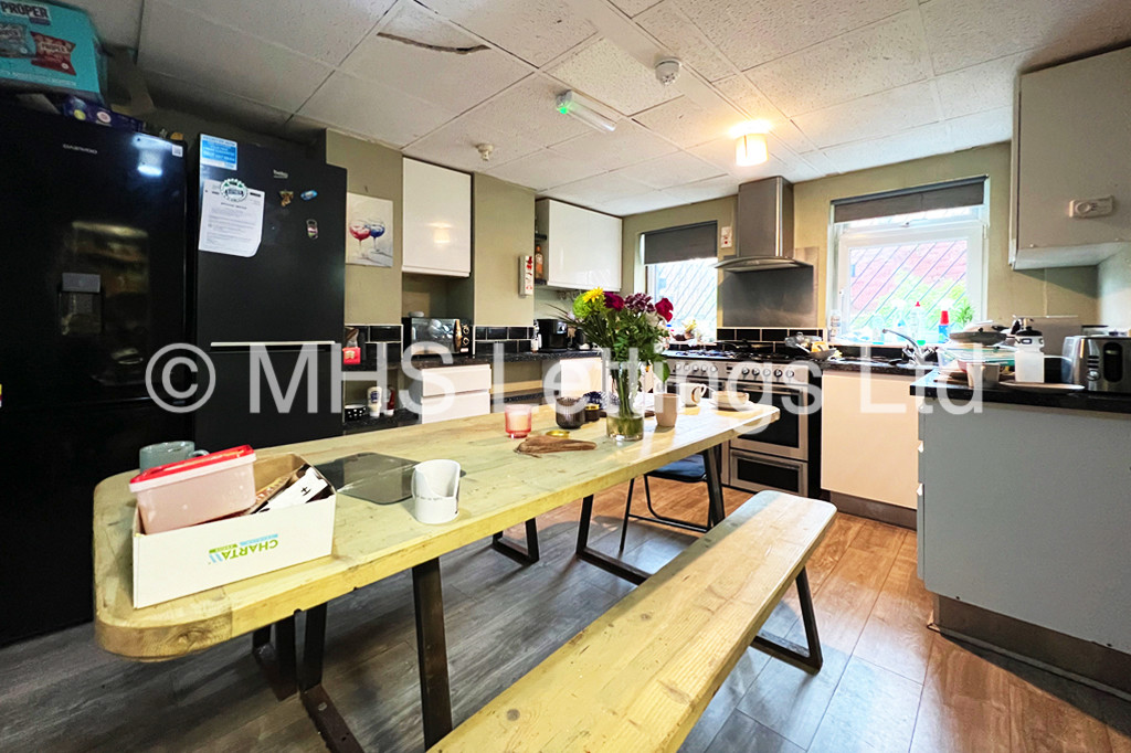 Photo of 8 Bedroom Mid Terraced House in 28 Ebberston Terrace, Leeds, LS6 1AU