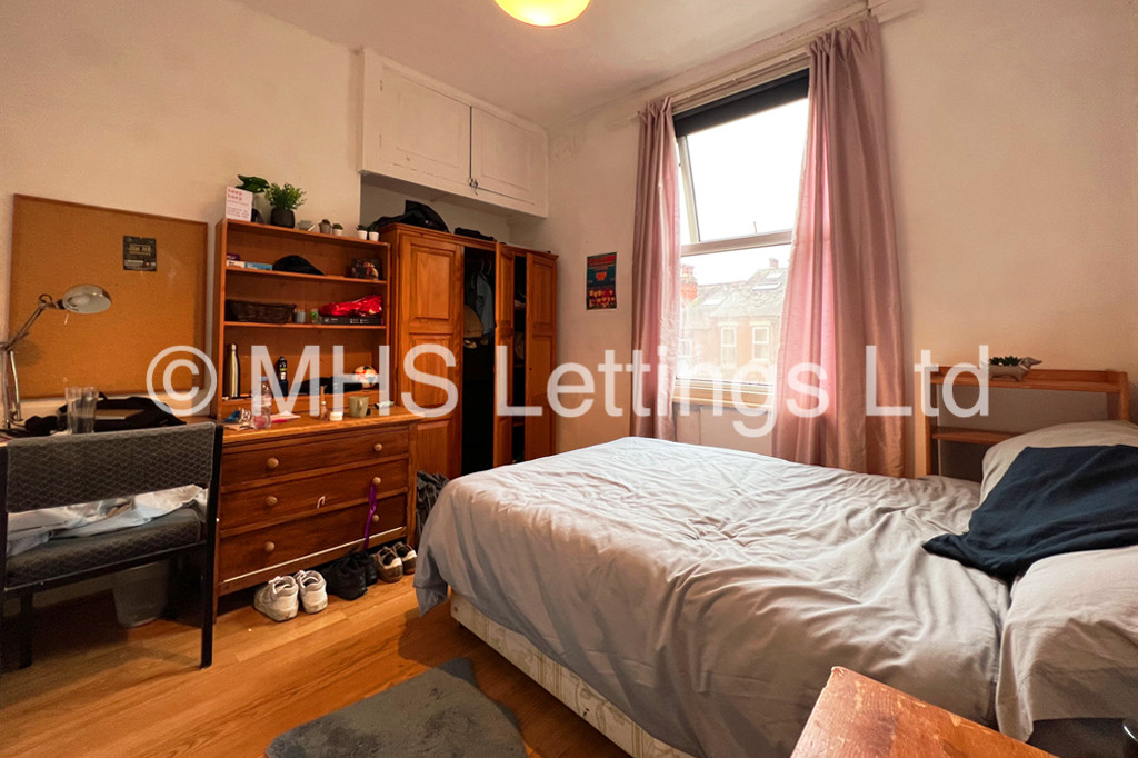 Photo of 8 Bedroom Mid Terraced House in 28 Ebberston Terrace, Leeds, LS6 1AU