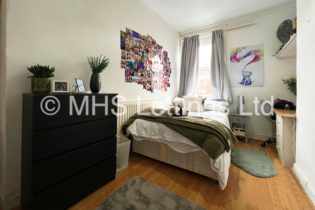 Photo of 8 Bedroom Mid Terraced House in 28 Ebberston Terrace, Leeds, LS6 1AU
