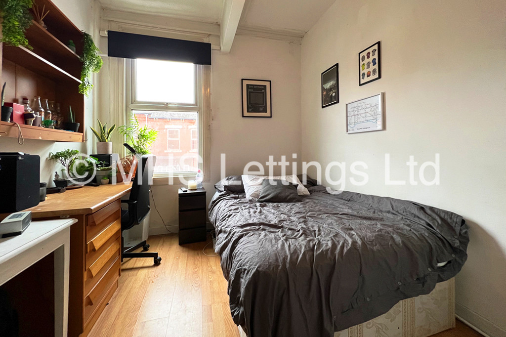 Photo of 8 Bedroom Mid Terraced House in 28 Ebberston Terrace, Leeds, LS6 1AU