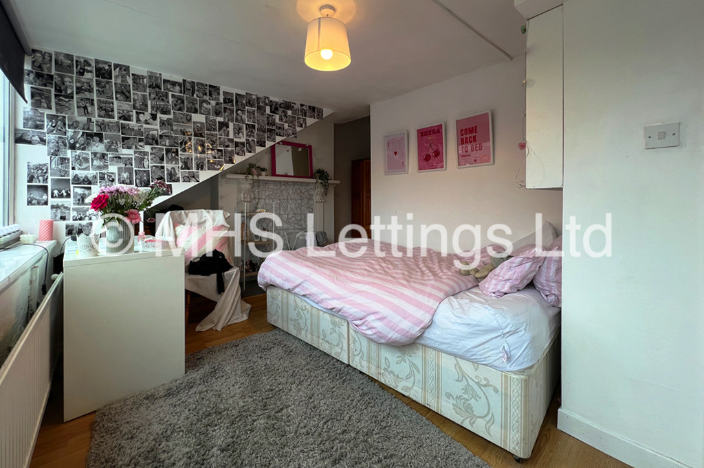 Photo of 8 Bedroom Mid Terraced House in 28 Ebberston Terrace, Leeds, LS6 1AU