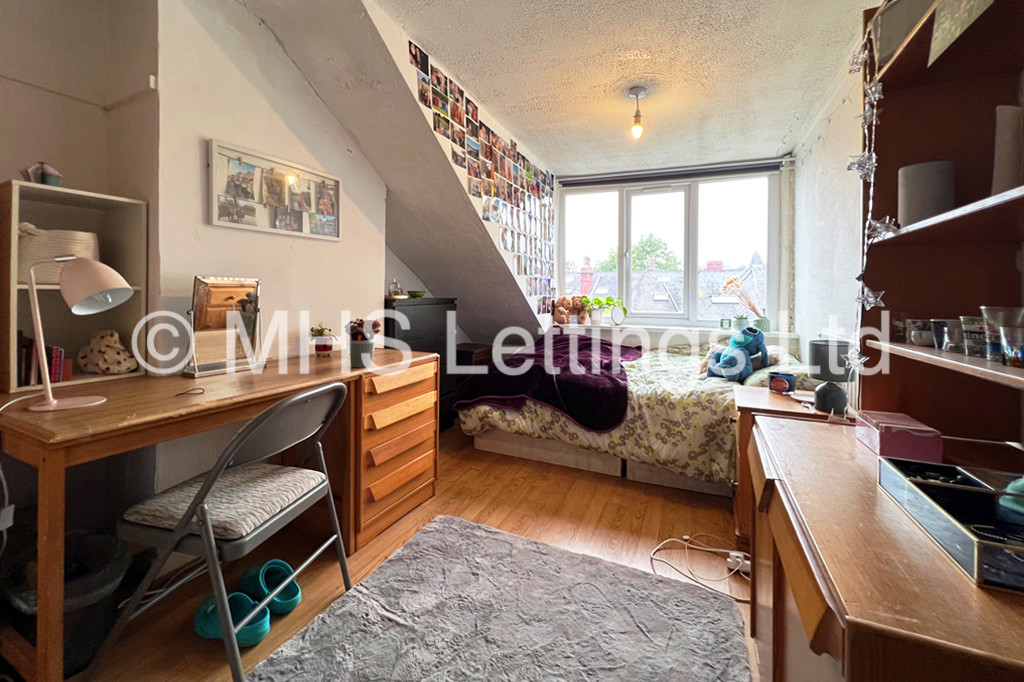 Photo of 8 Bedroom Mid Terraced House in 28 Ebberston Terrace, Leeds, LS6 1AU