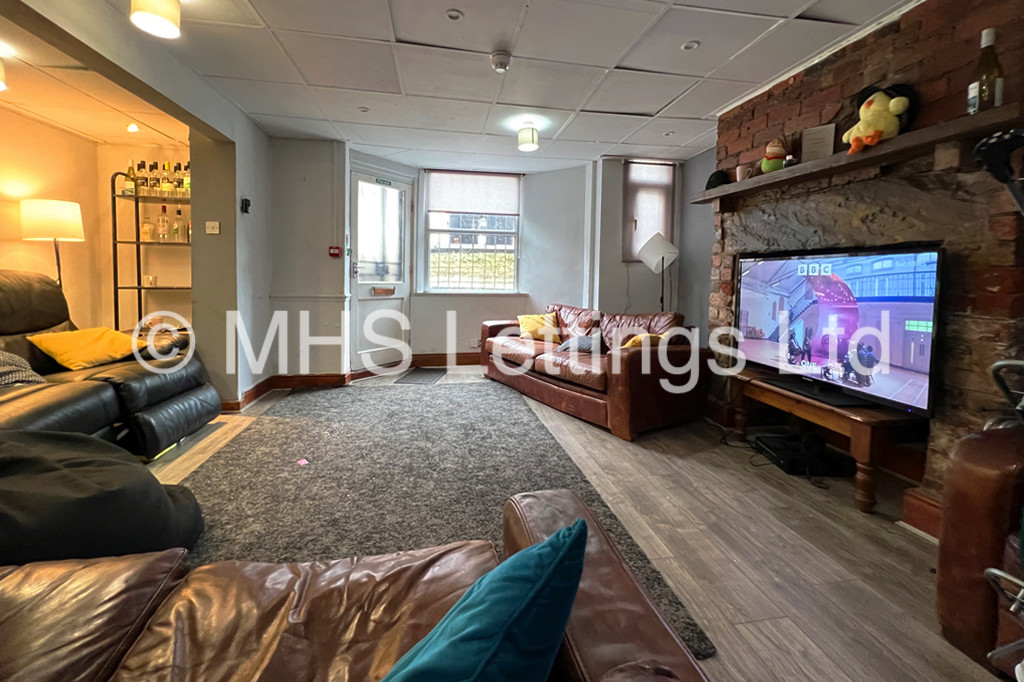Photo of 8 Bedroom Mid Terraced House in 28 Ebberston Terrace, Leeds, LS6 1AU