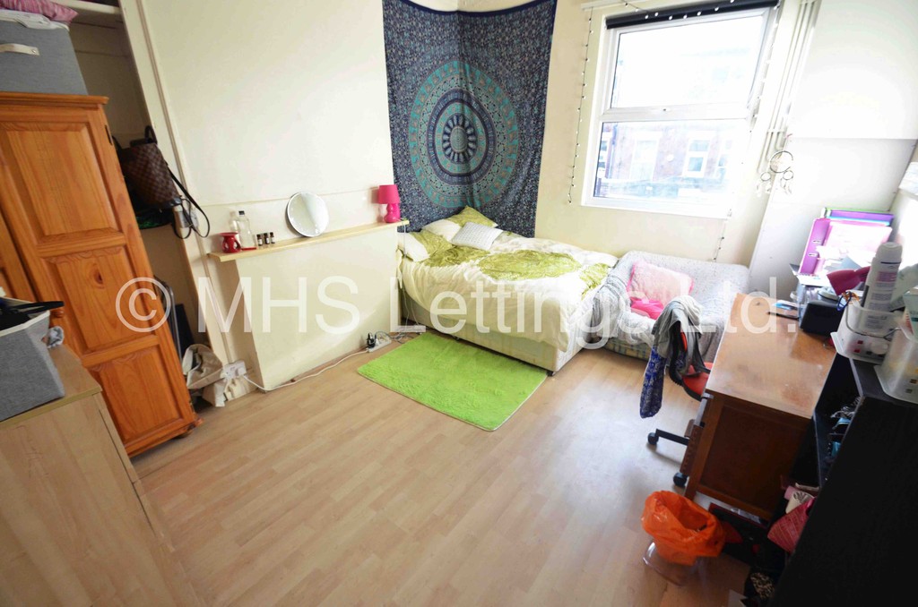 Photo of 8 Bedroom Mid Terraced House in 28 Ebberston Terrace, Leeds, LS6 1AU