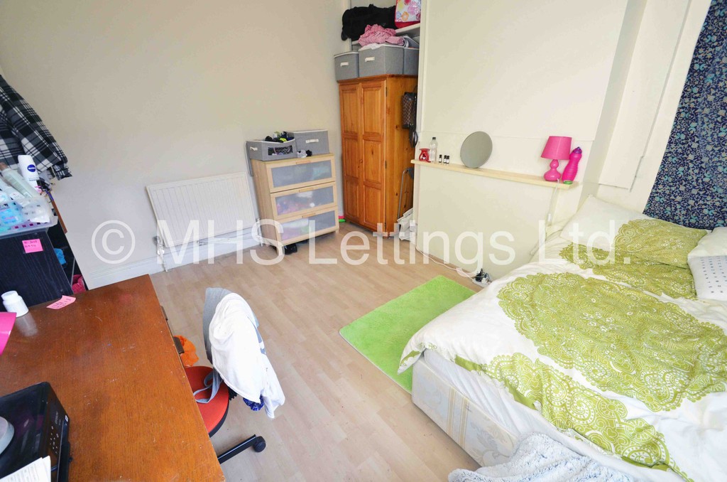 Photo of 8 Bedroom Mid Terraced House in 28 Ebberston Terrace, Leeds, LS6 1AU