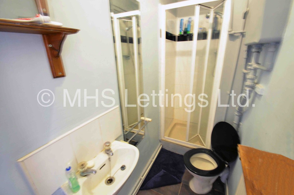 Photo of 8 Bedroom Mid Terraced House in 28 Ebberston Terrace, Leeds, LS6 1AU