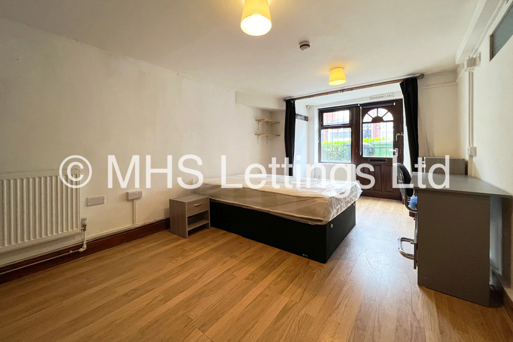 Photo of 8 Bedroom Mid Terraced House in 43 Manor Drive, Leeds, LS6 1DD