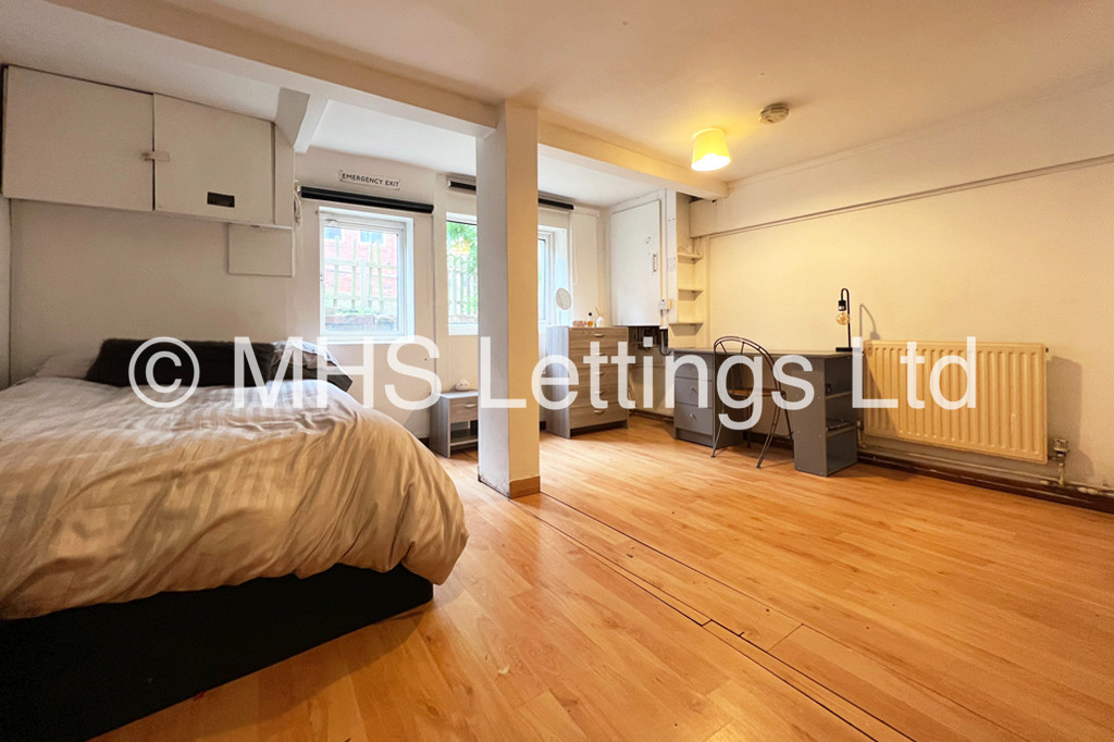 Photo of 8 Bedroom Mid Terraced House in 43 Manor Drive, Leeds, LS6 1DD