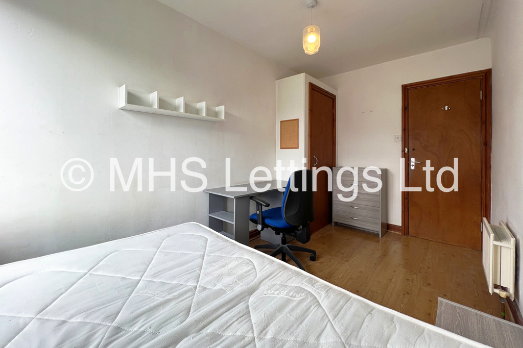 Photo of 8 Bedroom Mid Terraced House in 43 Manor Drive, Leeds, LS6 1DD