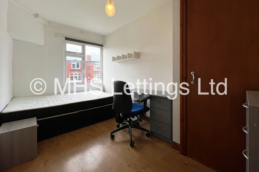 Photo of 8 Bedroom Mid Terraced House in 43 Manor Drive, Leeds, LS6 1DD
