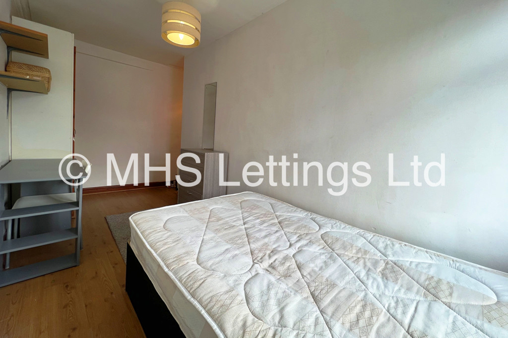 Photo of 8 Bedroom Mid Terraced House in 43 Manor Drive, Leeds, LS6 1DD