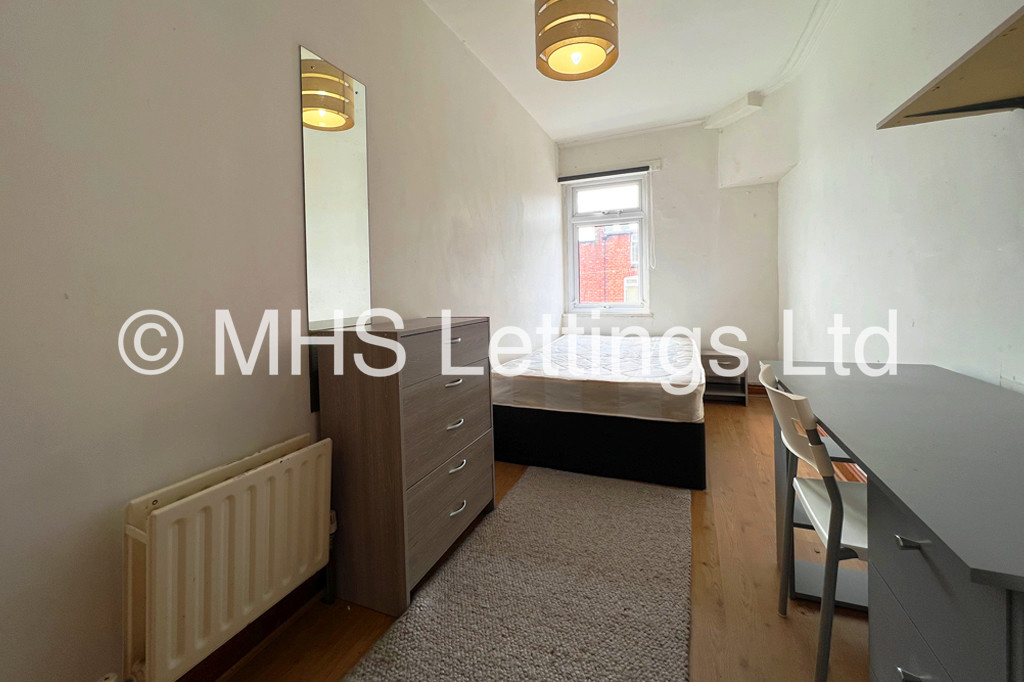 Photo of 8 Bedroom Mid Terraced House in 43 Manor Drive, Leeds, LS6 1DD