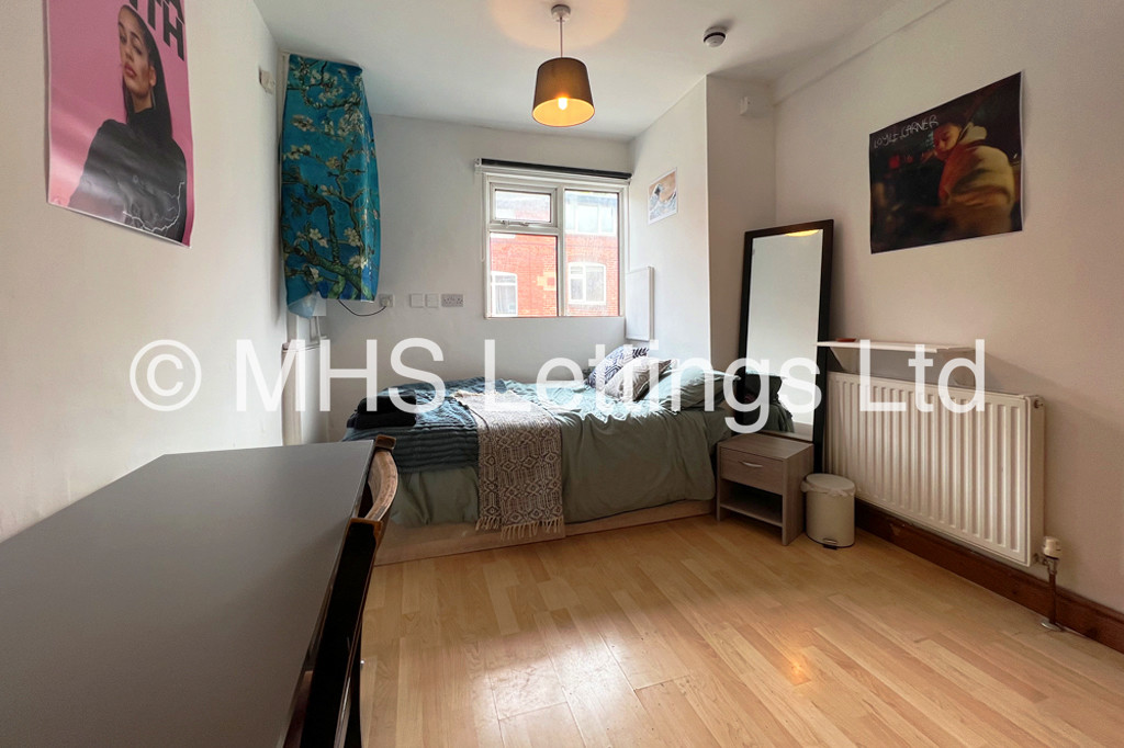 Photo of 8 Bedroom Mid Terraced House in 43 Manor Drive, Leeds, LS6 1DD