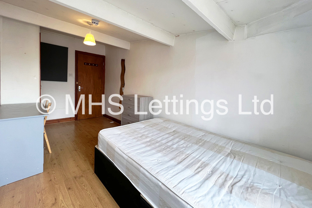 Photo of 8 Bedroom Mid Terraced House in 43 Manor Drive, Leeds, LS6 1DD