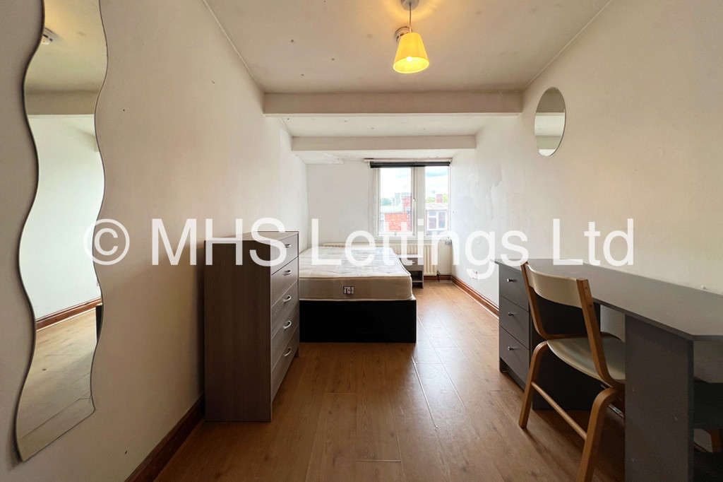 Photo of 8 Bedroom Mid Terraced House in 43 Manor Drive, Leeds, LS6 1DD