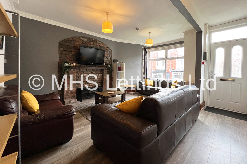 Photo of 8 Bedroom Mid Terraced House in 43 Manor Drive, Leeds, LS6 1DD