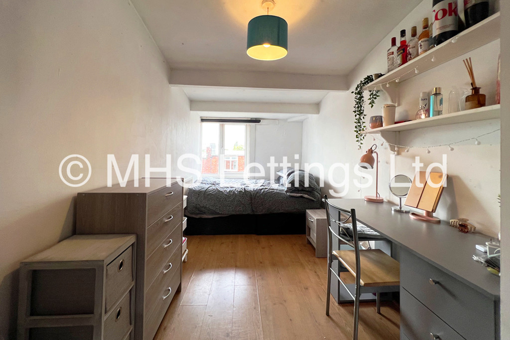 Photo of 8 Bedroom Mid Terraced House in 43 Manor Drive, Leeds, LS6 1DD