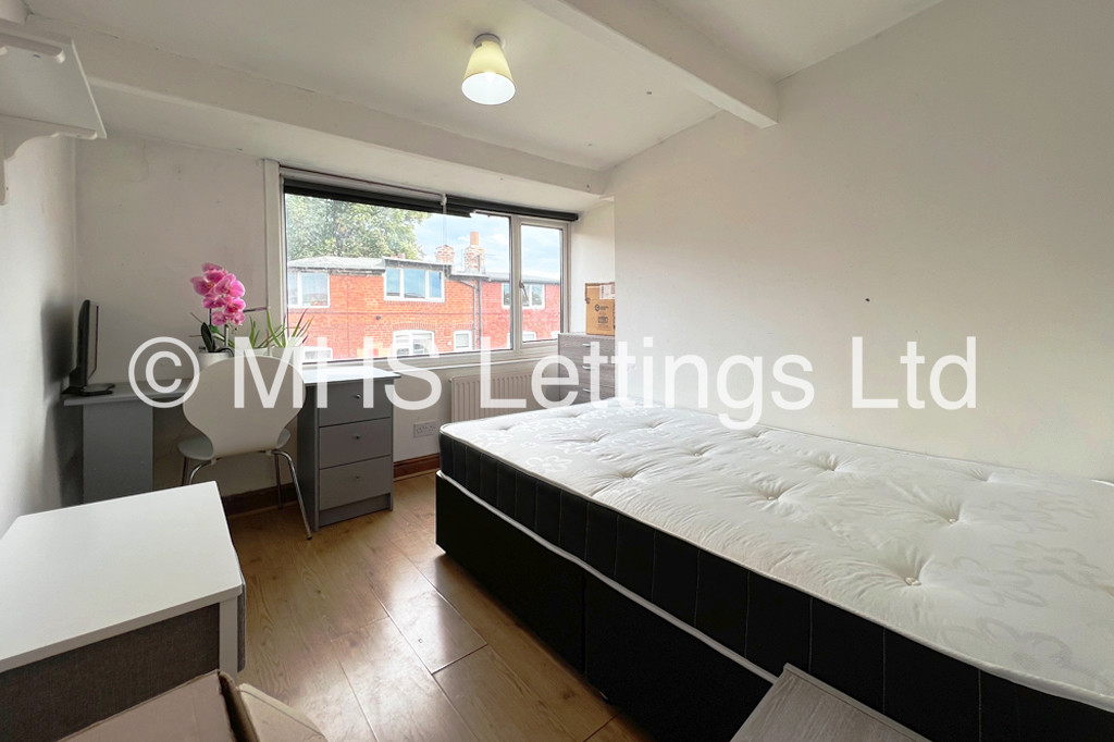 Photo of 8 Bedroom Mid Terraced House in 43 Manor Drive, Leeds, LS6 1DD