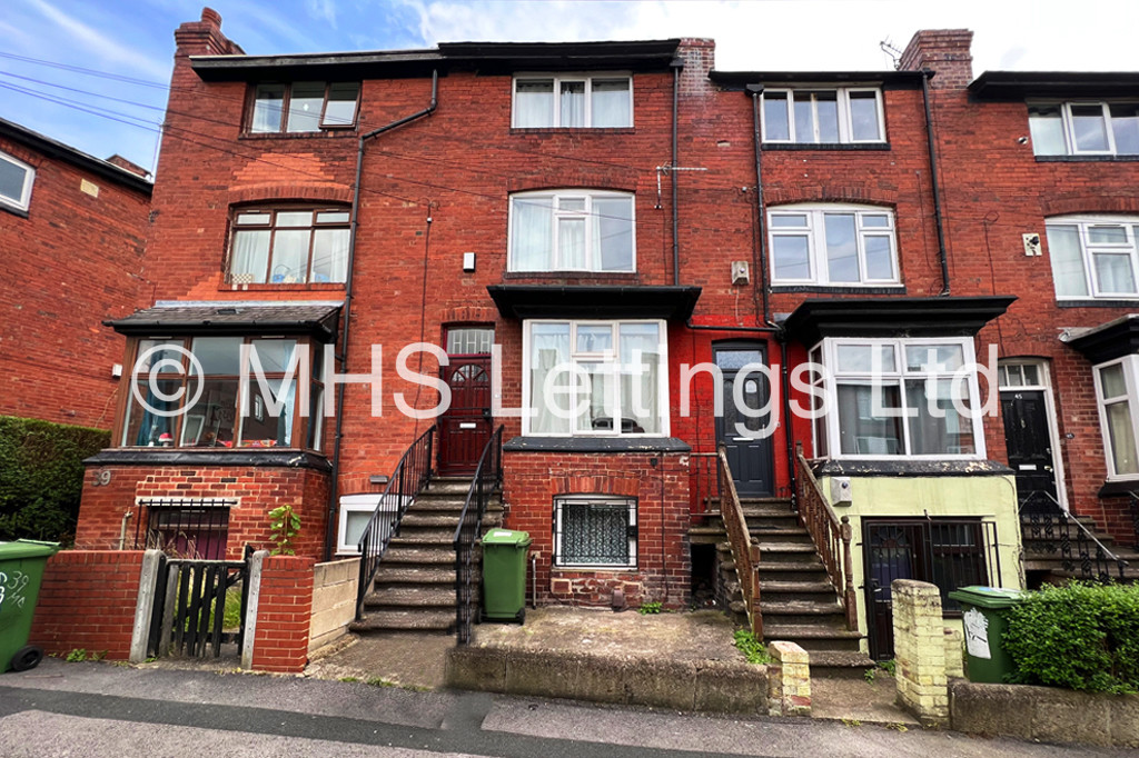 Photo of 8 Bedroom Mid Terraced House in 43 Manor Drive, Leeds, LS6 1DD