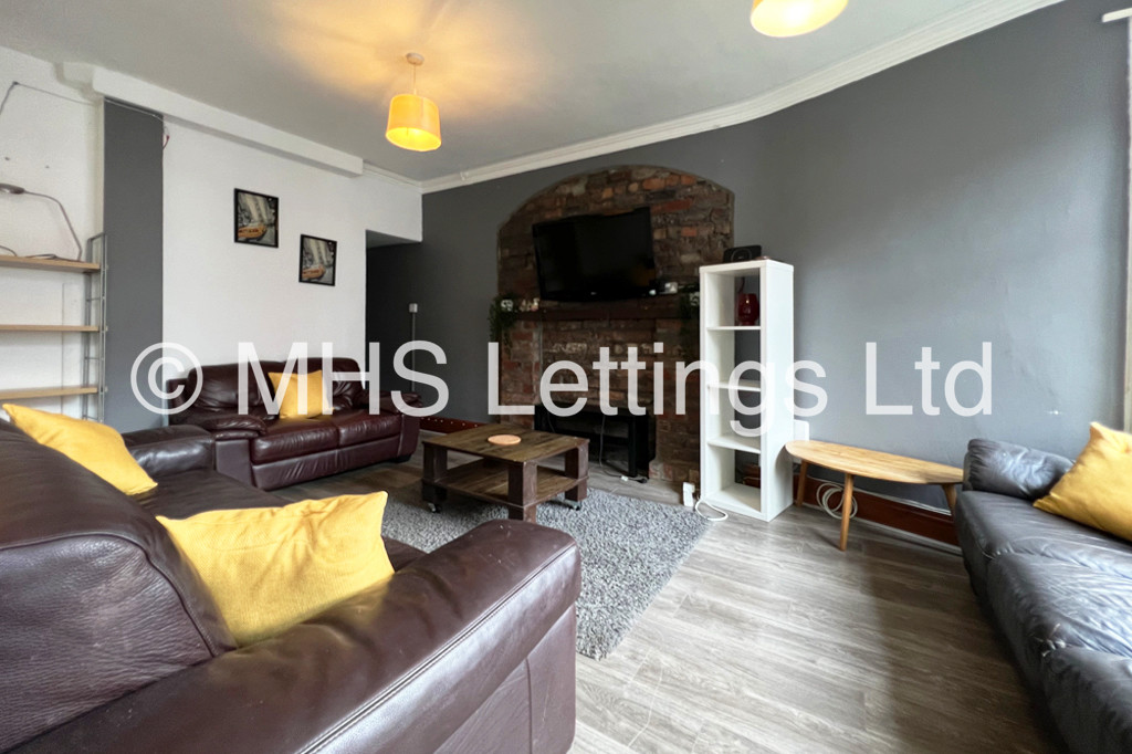 Photo of 8 Bedroom Mid Terraced House in 43 Manor Drive, Leeds, LS6 1DD