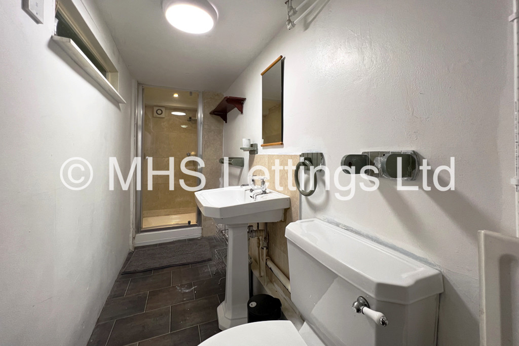 Photo of 8 Bedroom Mid Terraced House in 43 Manor Drive, Leeds, LS6 1DD