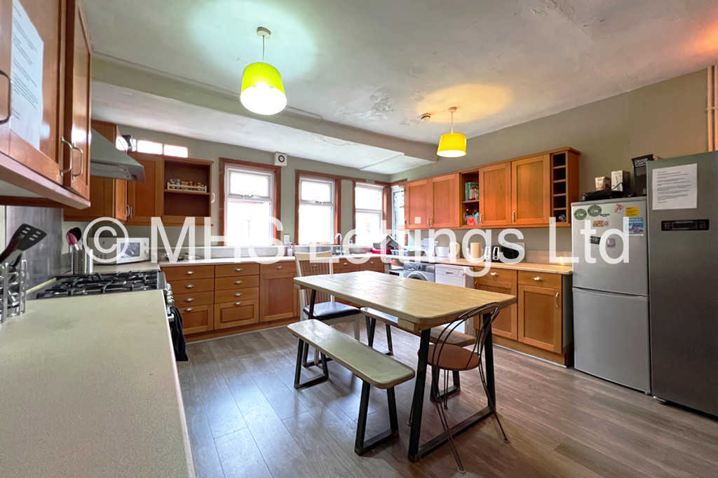 Photo of 8 Bedroom Mid Terraced House in 43 Manor Drive, Leeds, LS6 1DD