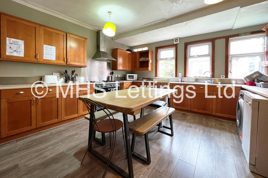 Photo of 8 Bedroom Mid Terraced House in 43 Manor Drive, Leeds, LS6 1DD