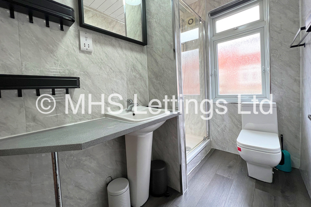 Photo of 8 Bedroom Mid Terraced House in 43 Manor Drive, Leeds, LS6 1DD