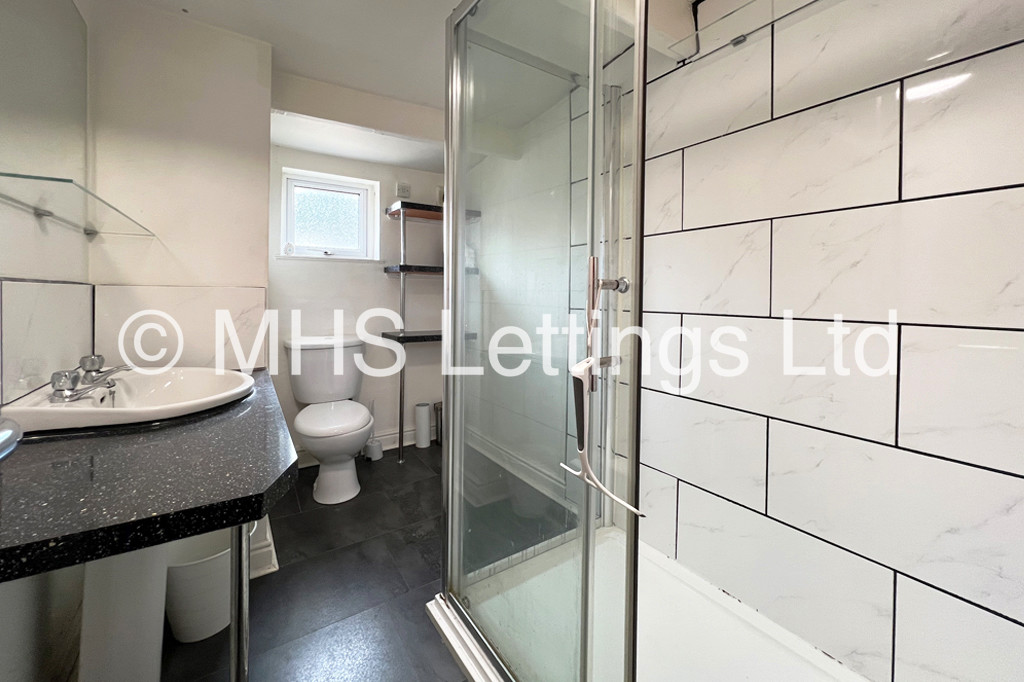 Photo of 8 Bedroom Mid Terraced House in 43 Manor Drive, Leeds, LS6 1DD