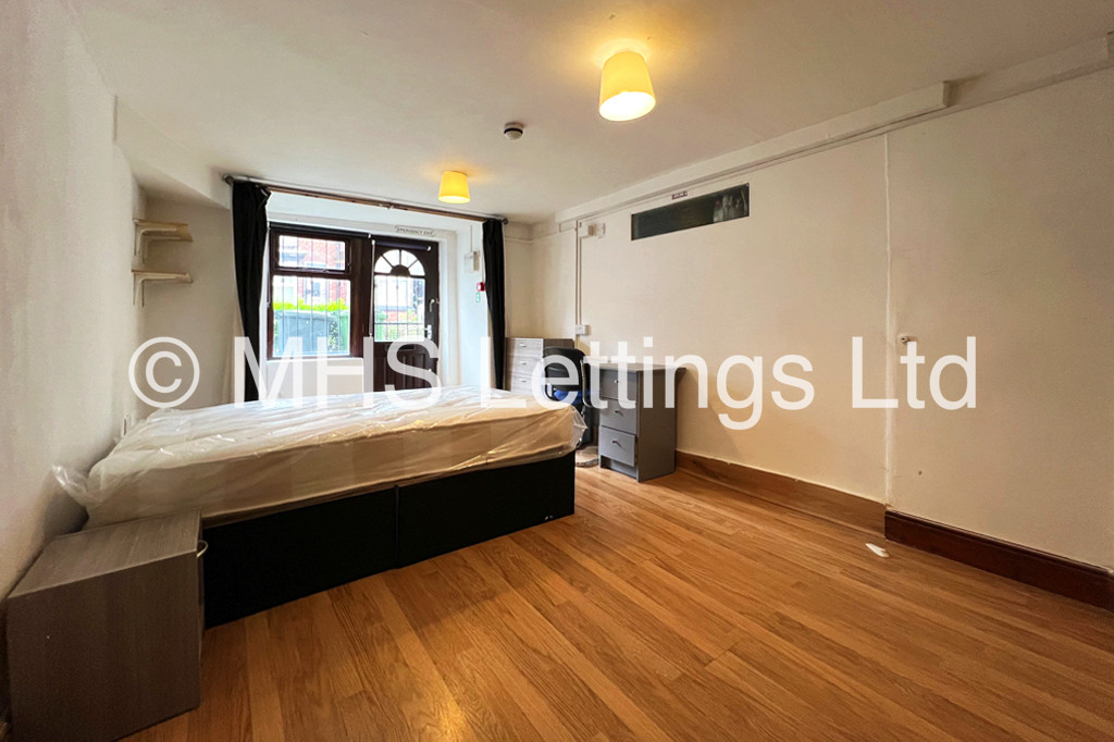 Photo of 8 Bedroom Mid Terraced House in 43 Manor Drive, Leeds, LS6 1DD