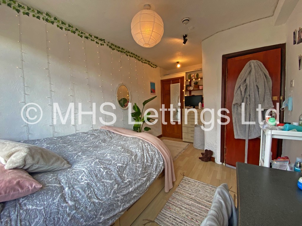 Photo of 8 Bedroom Mid Terraced House in 44 Manor Drive, Leeds, LS6 1DD