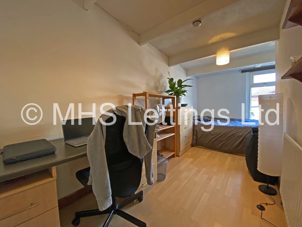 Photo of 8 Bedroom Mid Terraced House in 44 Manor Drive, Leeds, LS6 1DD