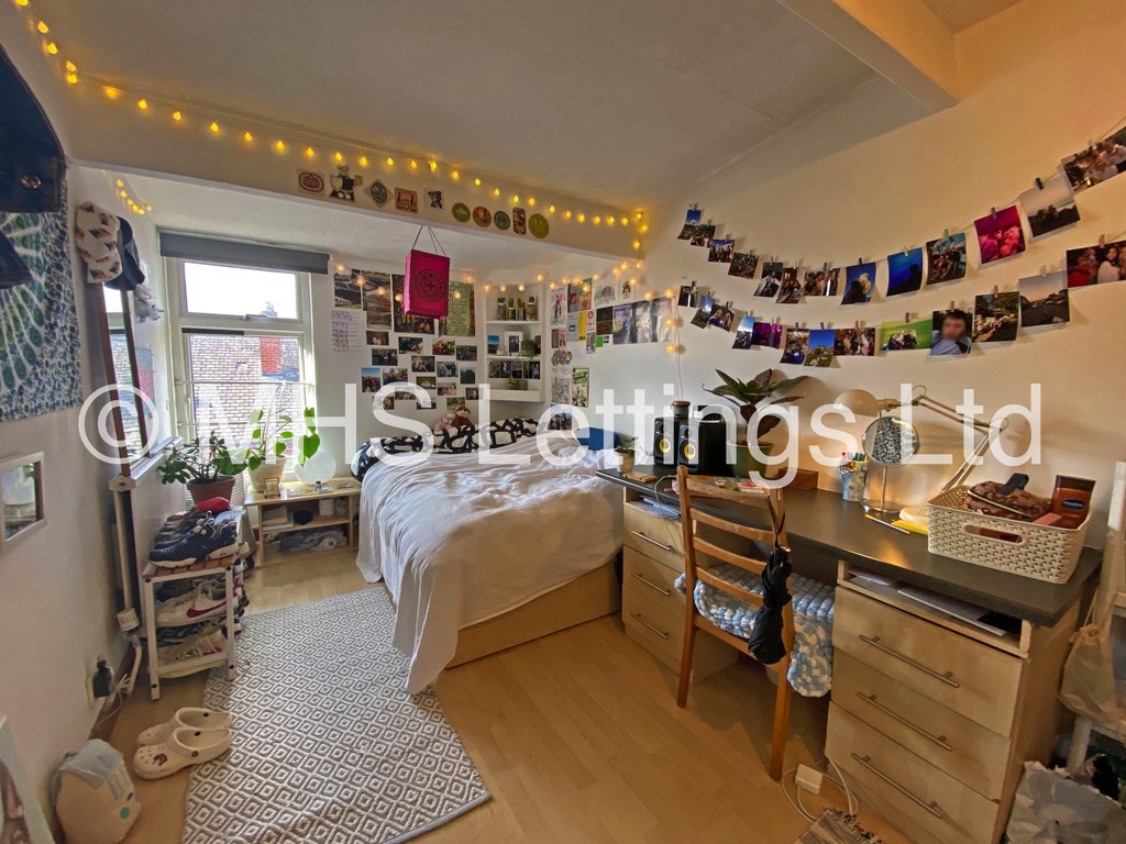 Photo of 8 Bedroom Mid Terraced House in 44 Manor Drive, Leeds, LS6 1DD